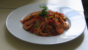 nouilles chinoise sauce soja, wok de crevettes aux poivrons