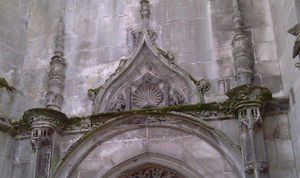 Coquille sur la porte latérale de la basilique de Chaumont