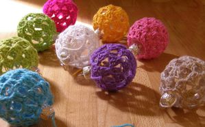 Pips-Colorful-Crocheted-Christmas-Baubles-DIY-Ornaments.jpg