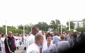 Rassemblement-devant-l-hopital-de-Mantes-6.JPG