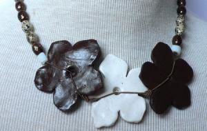 11004 collier marron et blanc qsto