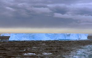 800px-Blue Tabular Iceberg
