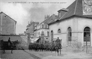 a2j_COMPIEGNE_-_54e_Regiment_d_Infanterie_rentrant_au_quart.jpg