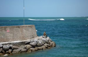 Pêcheur et surfeurs à Guéthary