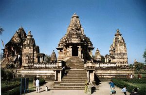 800px-Khajuraho_tempel_india.jpg