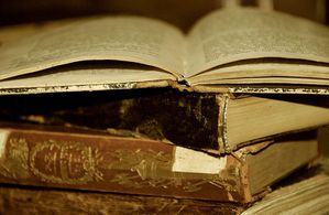 800px-Old_book_-_Timeless_Books.jpg