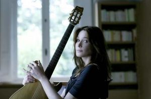 article_bruni-guitare.jpg