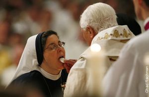 Pape Benoit XVI donnant la Sainte Communion.