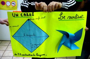Des élèves tenant fièrement leur affiche