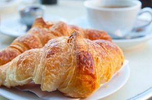 9306720-petit-d-jeuner-avec-caf-et-croissants-dans-un-panie.jpg