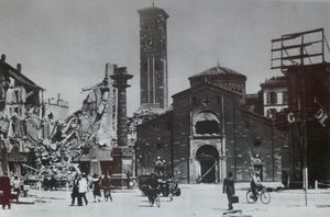 1943-Milano-San-Babila-bombardata.JPG