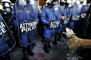 chien Loukanitos aboie sur la police