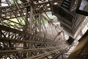 tour eiffel de l'interieur8