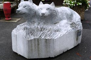 loups sculptés devant office tourisme