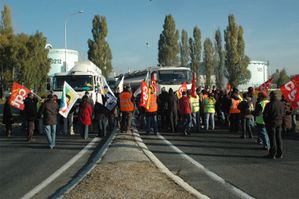 2010-10-26-Soutien-CGT28-a-rafinnerie-Grandpuits-77-photo-.JPG