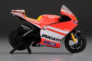 Kyosho-Ducati-GP11-2.jpg