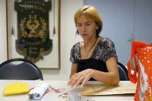 karine découvrant son cadeau