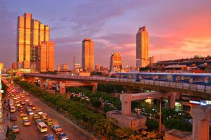 800px-Bangkok skytrain sunset