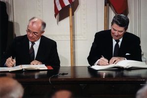 Reagan_and_Gorbachev_signing-gr37.jpg