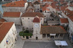 1. L'hôtel de ville et la tour de l'Horloge sur la place d