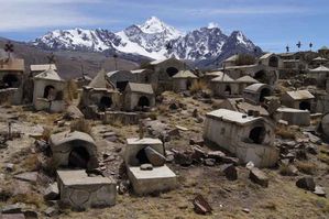 1.-Cimetiere-sur-la-route-du-Huayna-Potosi.jpg