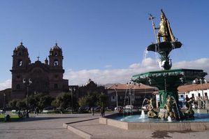 1. La fontaine sur la place d'Armes de Cuzco