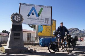 2.-Le-cycliste-a-la-frontiere-bolivienne.jpg