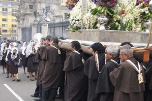 2.-Procession-religieuse-au-centre-de-Lima.jpg