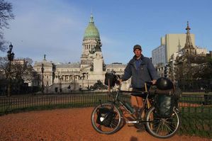1.-Le-cycliste-devant-le-Congres-de-Buenos-Aires.jpg