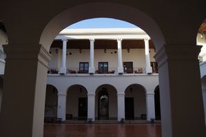 3.-Les-arcades-de-la-cour-interieure-du-cabildo.jpg