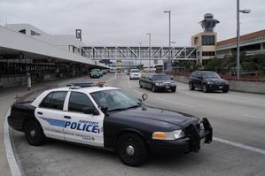 Voiture-de-police-a-l-aeroport-de-Los-Angeles.jpg