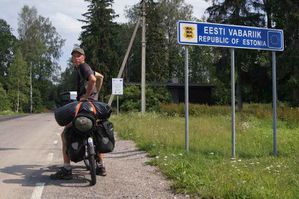 2.-Le-cycliste-a-la-frontiere-de-l-Estonie.jpg