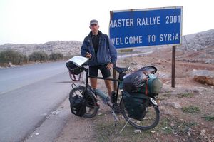 2.-Le-cycliste-a-la-frontiere-syrienne.jpg