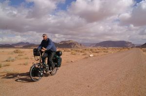 2.-Le-cycliste-sur-la-route-du-desert.jpg