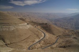 2.-Les-lacets-de-la-route-dans-le-Wadi-el-Mujib.jpg