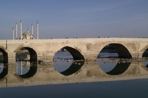 Le-pont-romain-et-la-grande-mosquee-a-Adana.jpg