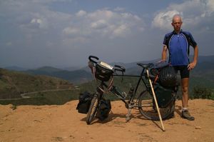1.-Le-cycliste-au-sommet-du-col-a-Phoukhoun.jpg
