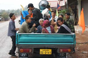1.-Les-musiciens-laotiens-dans-la-camionnette.jpg