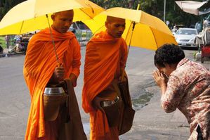 1.-Offrandes-aux-moines-dans-les-rues-de-Phnom-Penh.jpg