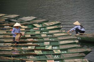 2.-Vietnamiennes-sur-les-barques-pres-de-Hoa-Lu.jpg