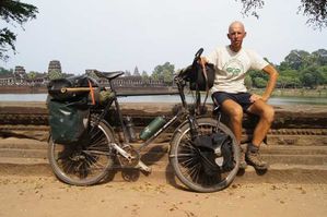 Le-cycliste-devant-Angkor-Vat.jpg