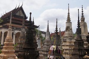 Stupas-devant-un-temple-de-Siem-Reap.jpg