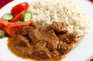 9232401-nord-style-indien-boeuf-korma-curry-avec-une-salade.jpg