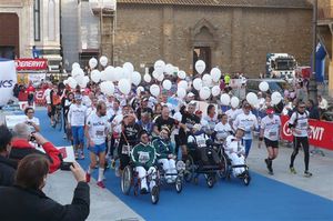 La corsa dei portatori di handicap alla 29^ edizione della Firenze Marathon