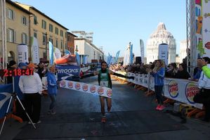 PisaMarathon 2014 (16^ ed.). Abdel Tyar e Anna Spagnoli i campioni sotto la Torre Pendente