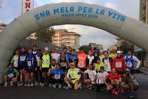 La Maratona di Ragusa presenta senz’altro un percorso “anomalo” con la prevalenza netta di discese e falsipiani a scendere. Spulciando attentamente la planimetria ci si accorge subito di essere in presenza di un tracciato molto veloce seppur abbastanza ondulato. D’altronde, dando un’occhiata ai “numeri” della scheda tecnica della Maratona iblea, si nota subito questa anomalia del dislivello in discesa, di gran lunga superiore al dislivello in salita. Ma, se si considera la planimetria della città di Ragusa ( collinare e molto difforme), si nota altresì subito, come gli organizzatori abbiano disegnato un percorso che ha realmente del “miracoloso”, con solamente 273 metri di dislivello totale in salita, e una pendenza media dell’appena 0,64%, il quale è anch’esso un valore che ha dell’incredibile e del “miracoloso” ( dislivello totale in salita che scende ulteriormente al valore di 187 metri, se si tiene conto dei soli strappetti di effettiva salita con oltre 2% di pendenza). Perché nel computo dei 273 metri, sono considerati tutte quelle minime (e tantissime) oscillazioni dell’0,5-1,5% che gli altimetri rilevano meticolosamente, ma che in realtà rientrano come “leggerissimi falsipiani” da additare come pianura e dal “nullo” grado di difficoltà. A Ragusa, per la sua morfologia “collinare” è possibile trovare tanti tratti con “pendenze atroci”(anche dell’ordine del 15-20%), ma, da come si vede, in questa maratona di tali “pendenze atroci” non ve ne è neanche la ben che minima traccia. Ad ogni modo la Maratona di Ragusa più che in relazione ai dislivelli, è stata disegnata soprattutto per esaltarne il suo enorme “patrimonio artistico”, e da questo punto di vista il tracciato non ha proprio tralasciato nulla. La città di Ragusa è simile come morfologia ad altre due famose città italiane: “Bergamo e Matera”. Infatti presenta una parte Alta e una parte Bassa, o una parte Nuova e una parte Vecchia ( proprio come Bergamo Alta e Bergamo Bassa, o Matera e “I Sassi”). Ma Ragusa è anche (anzi sicuramente!) una delle Città più belle di Sicilia, che negli ultimi tempi ne ha visto aumentare il suo “Excursus turistico” da due avvenimenti principali: 1) il riconoscimento UNESCO come città “Patrimonio mondiale dell’Umanità”, e l’enorme successo avuto dalla famosa fiction di Rai Uno “Il Commissario Montalbano”, girata in gran parte a Ragusa e nel suo hinterland. E la Maratona di Ragusa attraversa tantissimi luoghi che sono noti come location della suddetta fiction, per poi concludersi nella sontuosa Piazza Duomo di Ragusa Ibla che è stata tantissime volta sede di scene del “Commissario Montalbano”, e che da sola vale il prezzo del tagliando d’iscrizione alla Maratona. Un’altra caratteristica principe di questa Maratona è quella di essere molto variegata: nella prima parte presenta tanti lunghi vialoni tipo “Maratona di New York”, per poi passare a belle stradine di campagna con un ottimo contesto naturalistico, la zona mineraria, e finire quindi con stradine caratteristiche incastonate nel contesto di palazzi nobiliari e di vecchie abitazioni. Tutto questo fa della Maratona Città di Ragusa “Hybla Barocco Marathon” una delle più uniche nel panorama delle maratone che si corrono in Italia. Infine come caratteristica tecnica questa Maratona può permettere, se percorsa con prudente sagacia nella prima parte e sfruttando a pieno la parte centrale e finale, di far migliorare a tanti atleti anche di 3-4 minuti. - See more at: http://www.siciliarunning.it/2013/10/il-12-gennaio-2014-si-corre-la-hybla-barocco-marathon/#sthash.ZfA0D7LL.dpuf