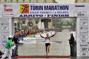 Ruggero Pertile taglia il traguardo alla Maratona di Torino