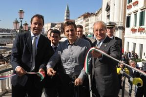 Venicemarathon 2011 (26 ed.). Venezia accessibile. Quando le barriere si superano con la corsa. Venezia è più accessibile con la Venicemarathon Presentato questa mattina il progetto Venezia Accessibile-quando le barriere si superano di corsa con Alessandro Zanardi al via domenica in una maratona simbolica assieme a Francesco Canali per combattere la SLA. Domani sono attesi oltre 10.000 studenti per le Family Run di Mestre e della Riviera del Brenta con Stefano Baldini. (Venezia) 21 ottobre 2011 Venicemarathon è molto di più che una semplice gara podistica. I suoi confini sono ampi e sempre di più sintrecciano con la vita della città. Questa mattina nel prestigioso Hotel Metropole è stato presentato il progetto per labbattimento delle barriere architettoniche: Venezia Accessibile Le barriere si superano di Corsa. Nato nel 2005 in collaborazione tra Venicemarathon ed il Comune di Venezia, liniziativa prevede il rivestimento dei 13 ponti attraversati dalla maratona da speciali rampe di legno. Un percorso accessibile in un contesto di grande rilevanza storica e ambientale, da san Basilio ai Giardini di Sant Elena, per una lunghezza di circa 3 km e che resteranno posate fino al 26 febbraio del 2012. Ad introdurre il progetto il Presidente di Venicemarathon Club Piero Rosa Salva, tra i fondatori della maratona veneziana al via alla prima edizione il 18 maggio 1986: I ponti da sempre fanno parte della storia della nostra maratona, li abbiamo voluti fin dall'inizio per consentire la partecipazione agli atleti disabili. La nostra città è pedonale per eccellenza, ma era anche piena di ostacoli e limitazioni. Venicemarathon ha sperimentato e migliorato i diversi ponti che sono stati realizzati nel tempo. Siamo onorati di questo contributo che abbiamo dato a Venezia. Alex Zanardi oltre ad essere testimonial del progetto questanno correrà la maratona con la sua handbike con una motivazione particolare: E la terza volta che gareggio in quella che considero la mia maratona dopo aver vinto nel 2009 e 2010. Abito a Padova ed alla partenza di Stra ci vado direttamente da casa. Domenica trainerò la carrozzina del mio amico Francesco Canali ammalato dal 2005 di Sla (Sclerosi Laterale Amiotrofica). Questi 42km che farò con lui serviranno per accendere la luce su questa malattia e sulla ricerca. Sarà dura arrivare al traguardo ma so che ce la faremo, i ponti alla fine sono ben fatti, perfettamente lisci, con la pendenza giusta. Se saremo stanchi in salita qualche tifoso sono sicuro che ci darà una mano, mentre in discesa voleremo. Alla presentazione è intervenuto anche lAssessore ai Lavori Pubblici del Comune di Venezia Alessandro Maggioni: Dobbiamo ringraziare la Venicemarathon per quanto ha fatto in questi decenni. Ha rafforzato la sensibilità della città, perché Venezia diventi sempre più accessibile. Ne beneficeremo tutti, dai disabili ai turisti e soprattutto i veneziani stessi. La nostra città è piena di barriere, ma ci sono piani architettonici in atto di grande rilevanza che stanno facendo diventare Venezia una delle città più accessibili al mondo. Presente anche lArchitetto Franco Gazzarri che ha evidenziato i diversi progetti in atto per rendere più accessibili alcuni ponti: Ogni progetto costituisce la sperimentazione di una modalità di superamento della barriera ponte: progetto di un nuovo ponte accessibile, rampa sovrapposta al ponte esistente, ridisegno del ponte storico, collocazione di rampe amovibili. A chiudere la presentazione Massimo Zanotto, vicepresidente del Venicemarathon Club e da sempre responsabile del percorso maratona allinterno di Venezia e le parole di Lorenzo Cortesi segretario generale del Venicemarathon Club: Pubblicizziamo la Venicemarathon in tutto il mondo, nel 2011 abbiamo distribuito 200mila cartoline con indicato il progetto denominato: A Venezia le barriere si superano di corsa. FAMILY RUN - Domani mattina alle ore 10 si correranno le due Family Run in contemporanea al Parco San Giuliano di Mestre e in Riviera del Brenta. A Mestre la scatenata folla di giovani, riconoscibili dalla t-shirt ufficiale OVS Industry e dal pettorale di Banco San Marco, sarà trascinata dal campione olimpico di maratona Stefano Baldini, dalla plurimedagliata campionessa paralimpica Francesca Porcellato e per lAssociazione Art4Sport, da Bebe (Beatrice Vio) la bambina diventata esempio di forza e volontà dopo aver perso gli arti a causa di una grave malattia. A Dolo il 3° Memorial Lorenzo Trovò vedrà al via la campionessa italiana di carrozzina olimpica 2011 Antonella Munaro e Pietro Martire, atleta molto conosciuto in Riviera del Brenta che domenica 23 farà la sua prima maratona in handbike. Presenti anche lex mezzofondista Andrea Longo e lex velocista della nazionale francese Fabé Dia. Il ricavato delle iscrizioni, suddiviso in parti uguali, sarà destinato ai progetti didattici degli istituti partecipanti, a Run For Water, Run For Life per la costruzione di pozzi dacqua potabile in Uganda, e a Bimbingamba per la costruzioni di protesi ai bambini. Nella foto partendo da sinistra si riconoscono: Alessandro Maggioni, Assessore Lavori Pubblici del Comune di Venezia; Alessandro Zanardi, Piero Rosa Salva, Presidente del Venicemarathon Club; dietro sempre partendo da sinistra, Lorenzo Cortesi, Segretario Generale di Venicemarathon e Massimo Zanotto, Vicepresidente di Venicemarathon. A-venezia-le-barriere-si-superano-con-la-Venicemarathon.jpg