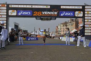VeniceMarathon (28^ ed.). Vincono i keniani Machichim e Kibarus, ottimo terzo posto all'esordio per Andrea Lalli