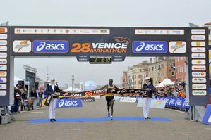 VeniceMarathon (28^ ed.). Vincono i keniani Machichim e Kibarus, ottimo terzo posto all'esordio per Andrea Lalli